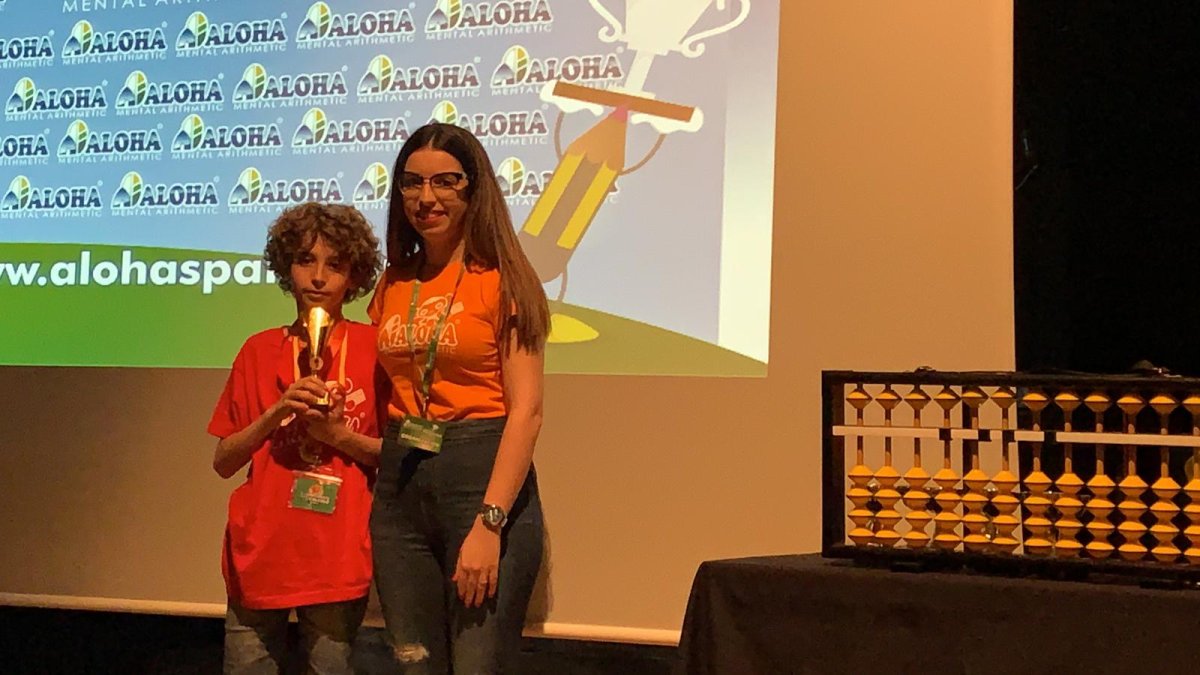 El ganado, Ricardo Álvarez, junto a su profesora, Paqui Lugo.