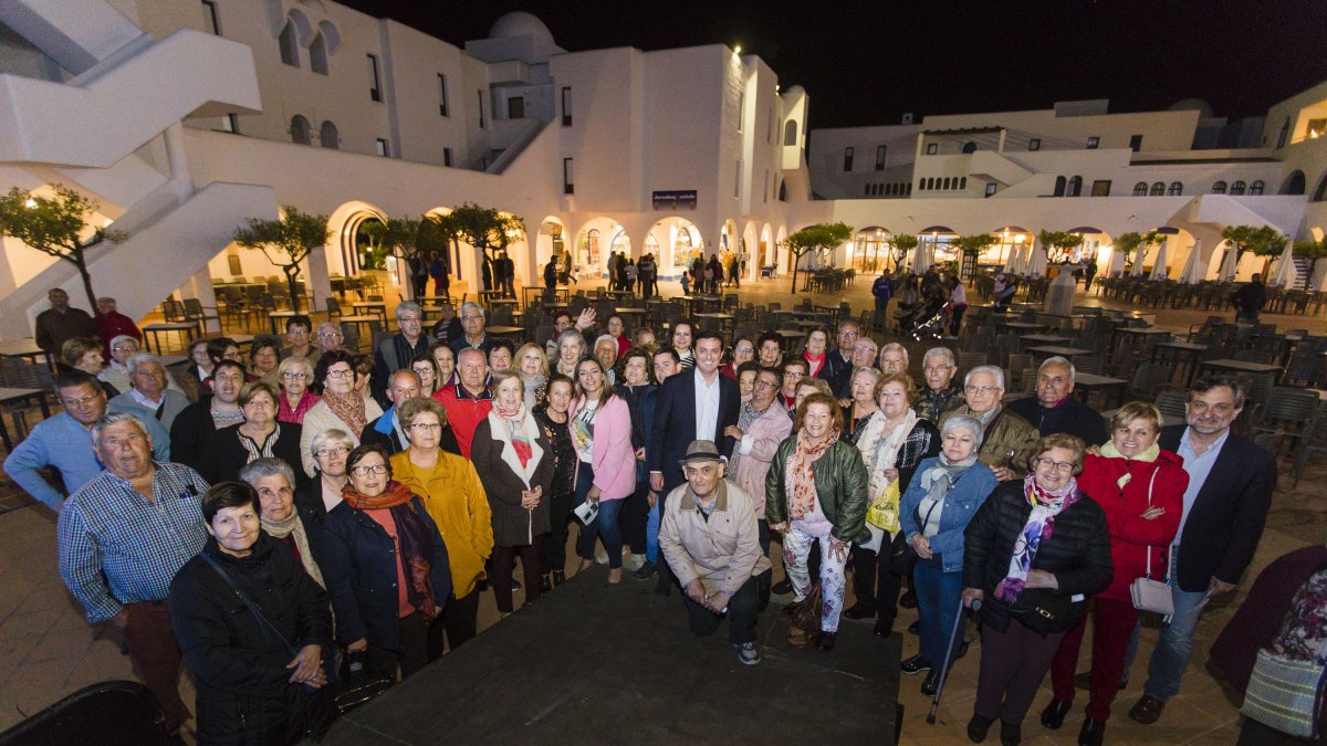 Recepción de un grupo de viajeros del Poniente a un hotel de Mojácar.