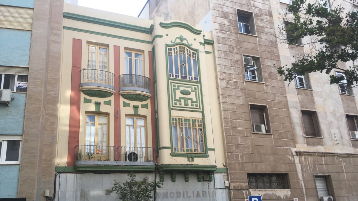 La casa fue diseñada por Guillermo Langle en 1927 frente a la entonces Escuela de Artes.