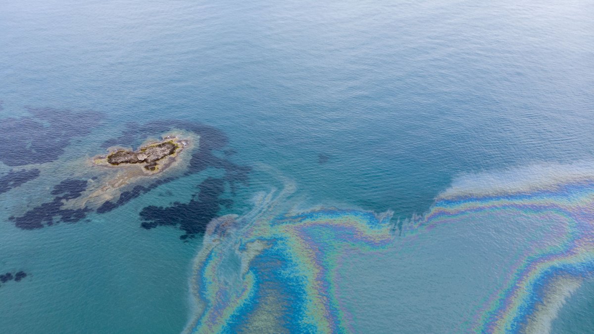 Imágenes tomadas desde el aire el lunes en las que se aprecia la isla y una mancha. (Foto: Francisco Muñoz)