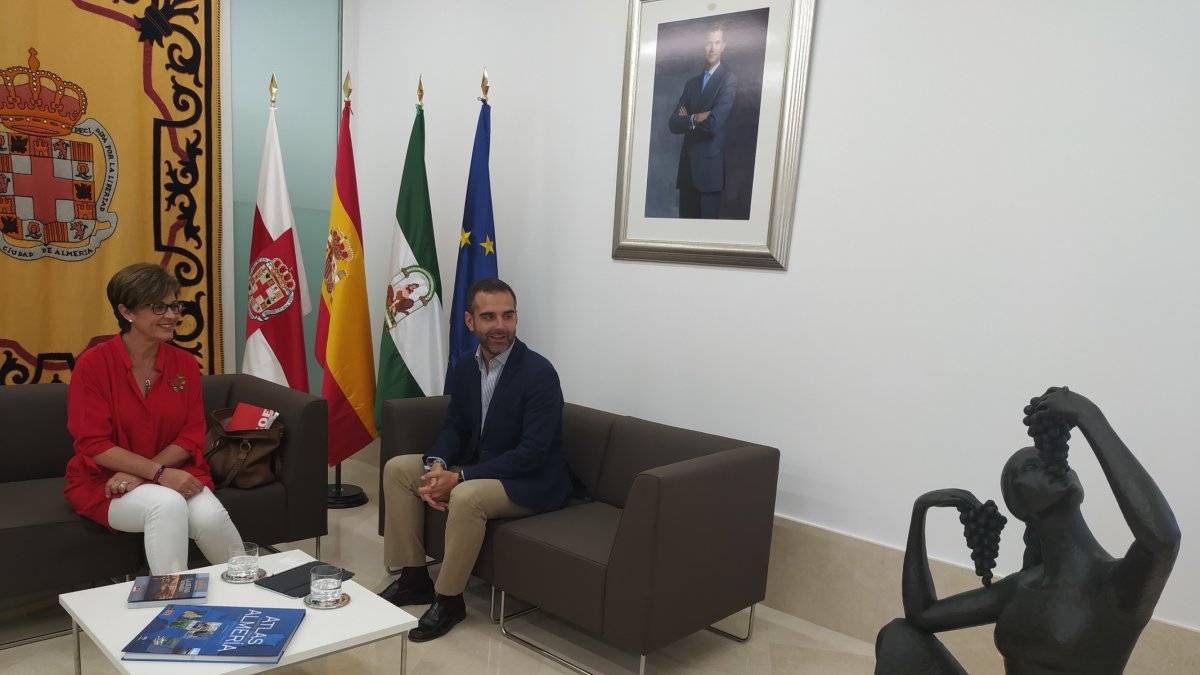 Reunión entre Adriana Valverde (PSOE) y Ramón Fernández-Pacheco (PP)