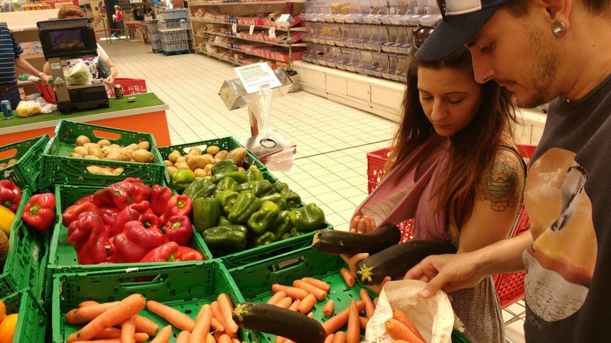 PAPEL Marisol Sánchez y Sergio Zapata realizan la compra sin bolsas de plástico.