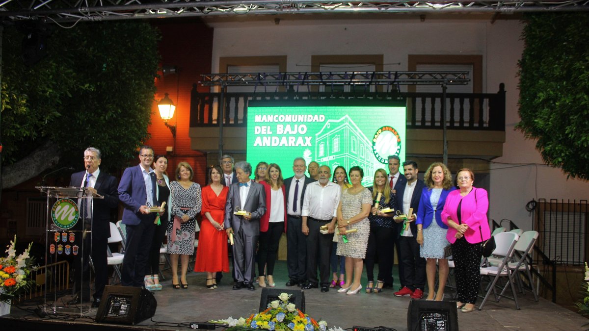 El presidente de la Mancomunidad, los alcaldes de la Comarca del Bajo Andarax y los galardonados.