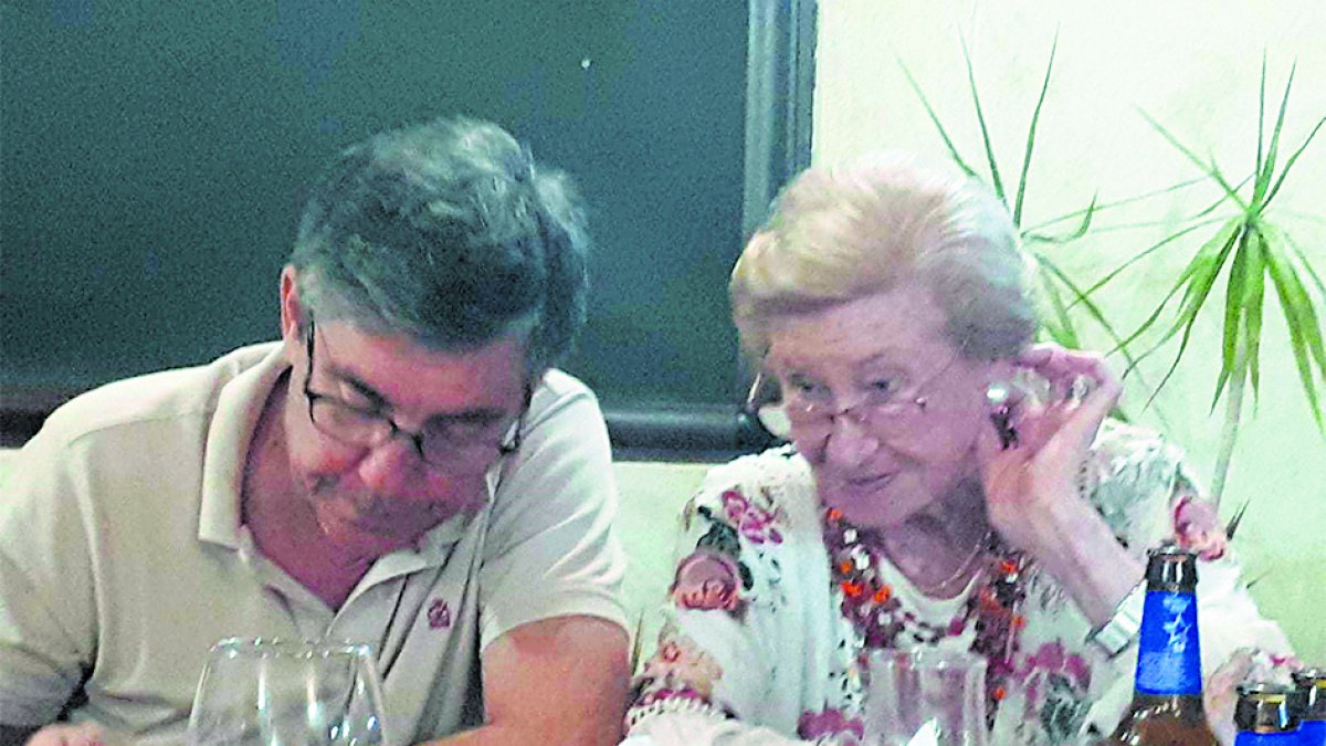 Nacho López-Gay Belda en una comida familiar acompañado de su madre.¡