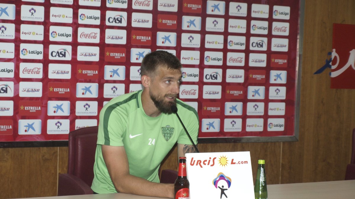 Esteban Saveljich no descarta seguir en el Almería.