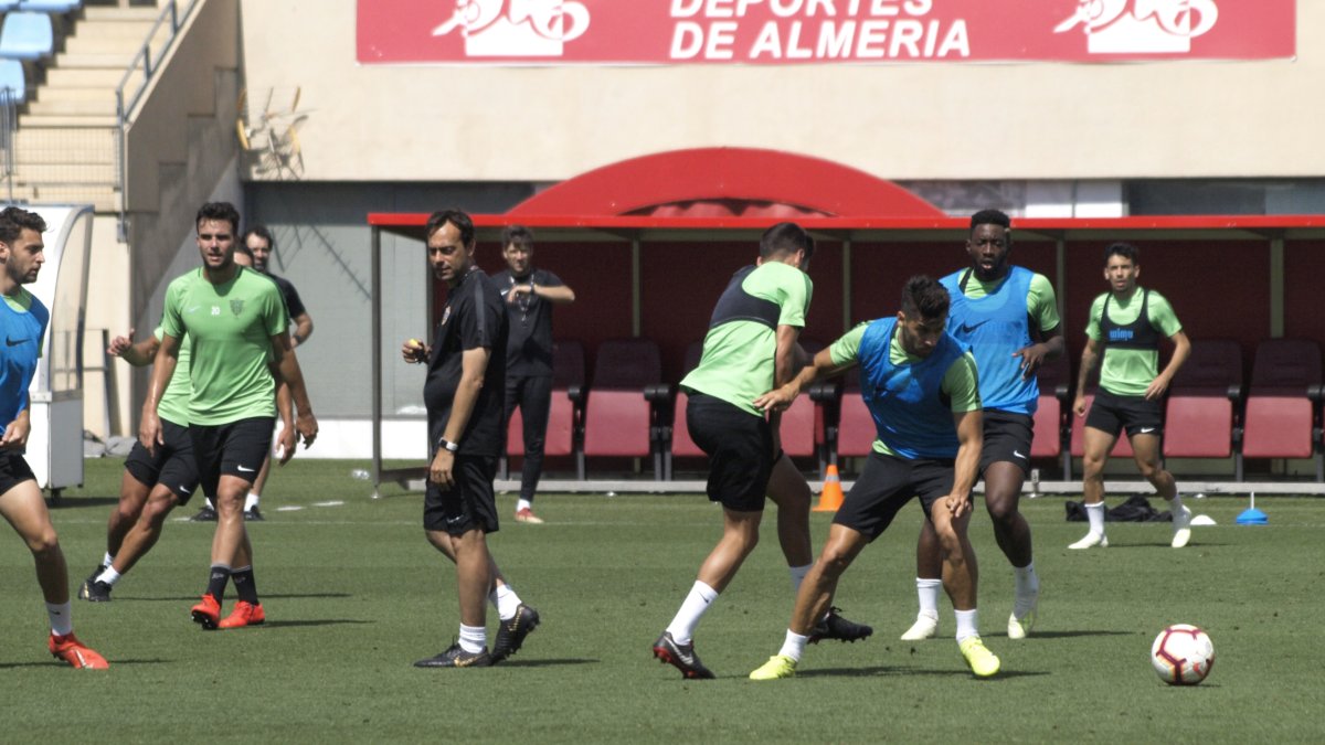 Fran Fernández siguiendo el partidillo en el Mediterráneo.
