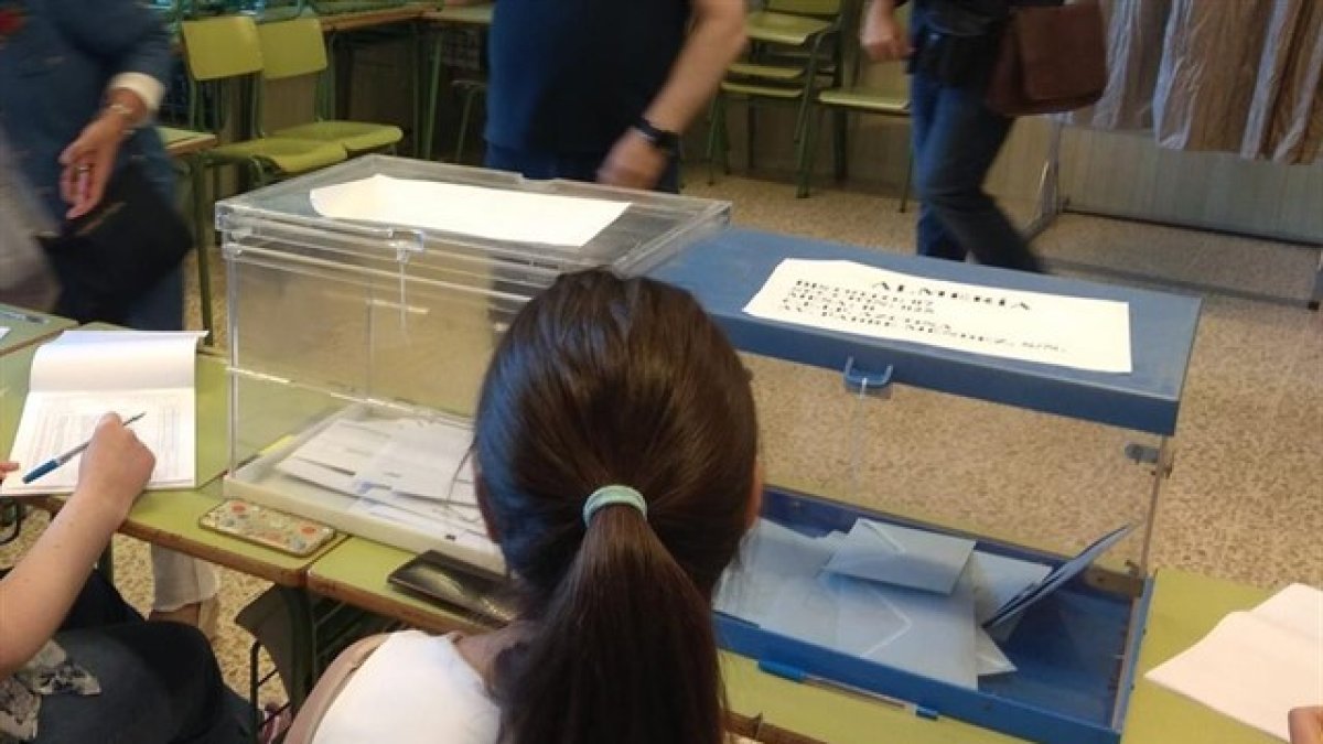 Imagen de archivo de una mesa electoral.