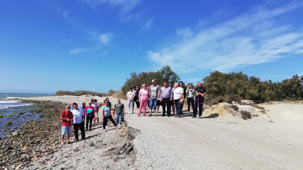 Vecinos durante su protesta en la casi inexistente playa de Guardias Viejas.