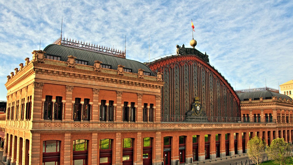 Los viajeros han salido de Atocha en un tren con destino Jaén.