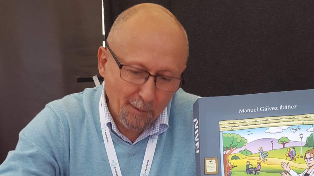 Manuel Gálvez firmando ejemplares de su libro.