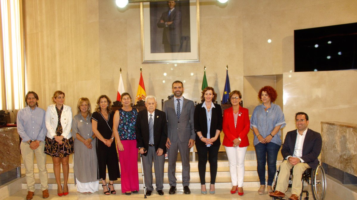 La Corporación Municipal con el alcalde, Ramón Fernández-Pacheco, a la cabeza; y el homenajeado, José Requena.