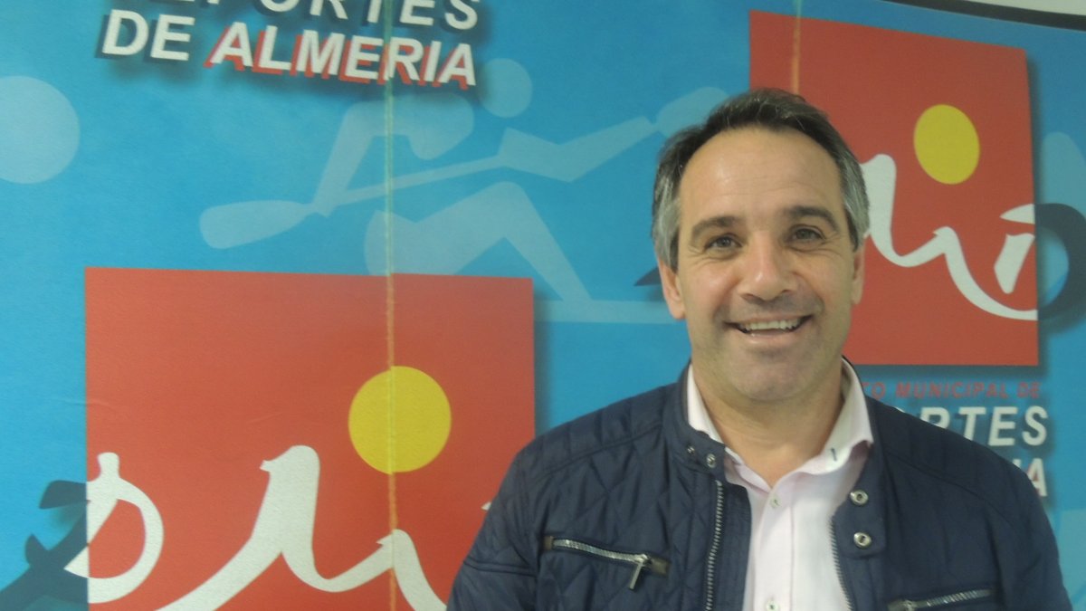 Un concejal feliz ante un gran evento deportivo.