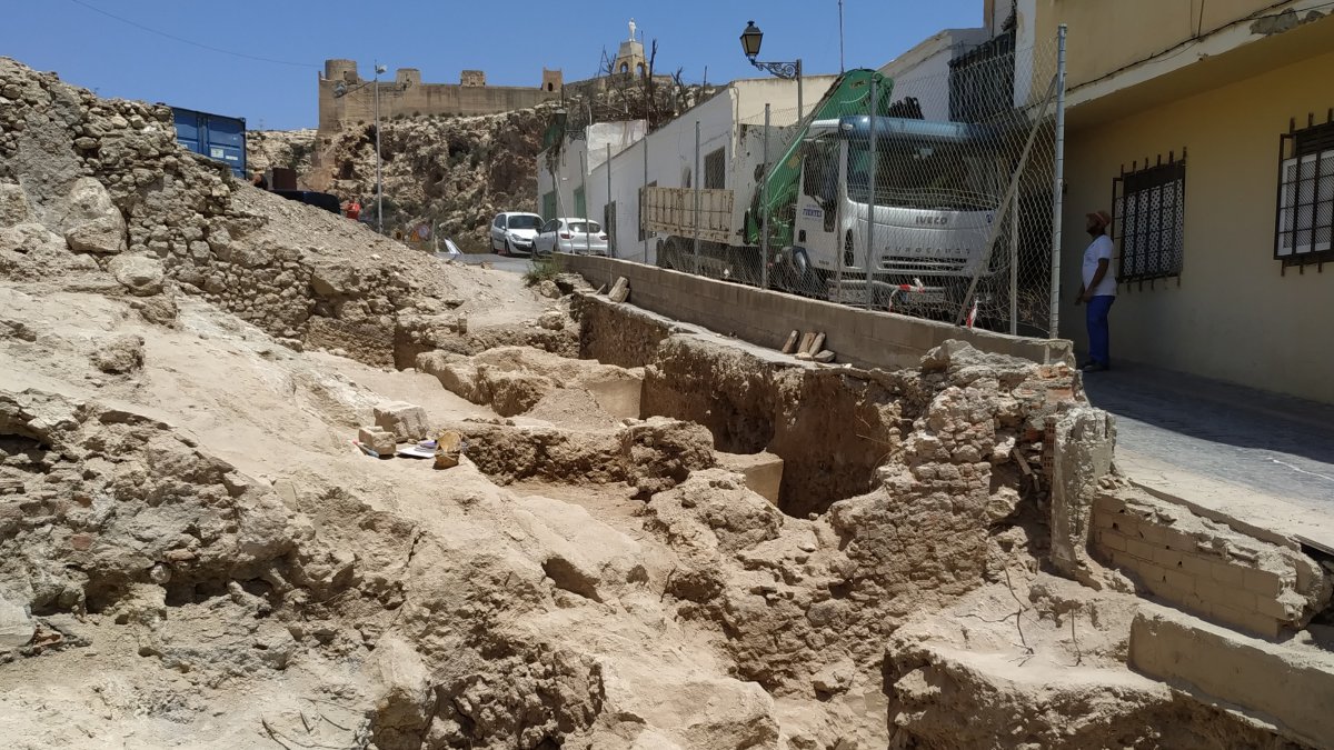 Restos de viviendas que parecen del siglo XIII en la calle Almanzor.