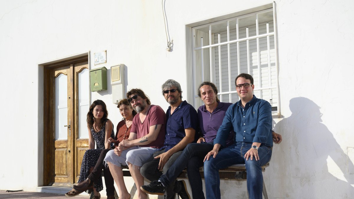 Rodaje El paisaje de Las Salinas de Cabo de Gata cautiva a los actores de la cinta La voz