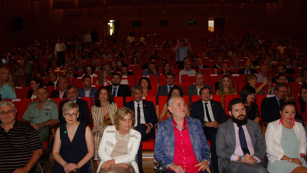 El presidente de Verdiblanca situado entre los representantes de Cocemfe y de la Fundación ONCE.
