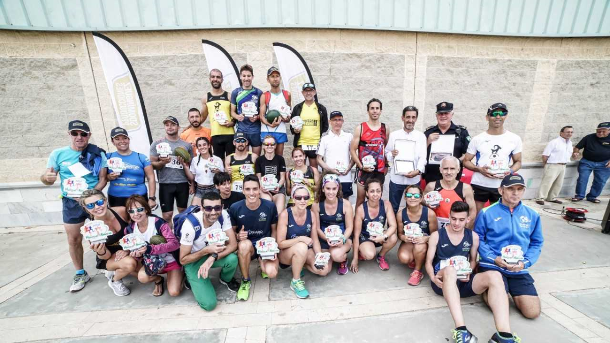 El podio con los ganadores en todas las categorías.