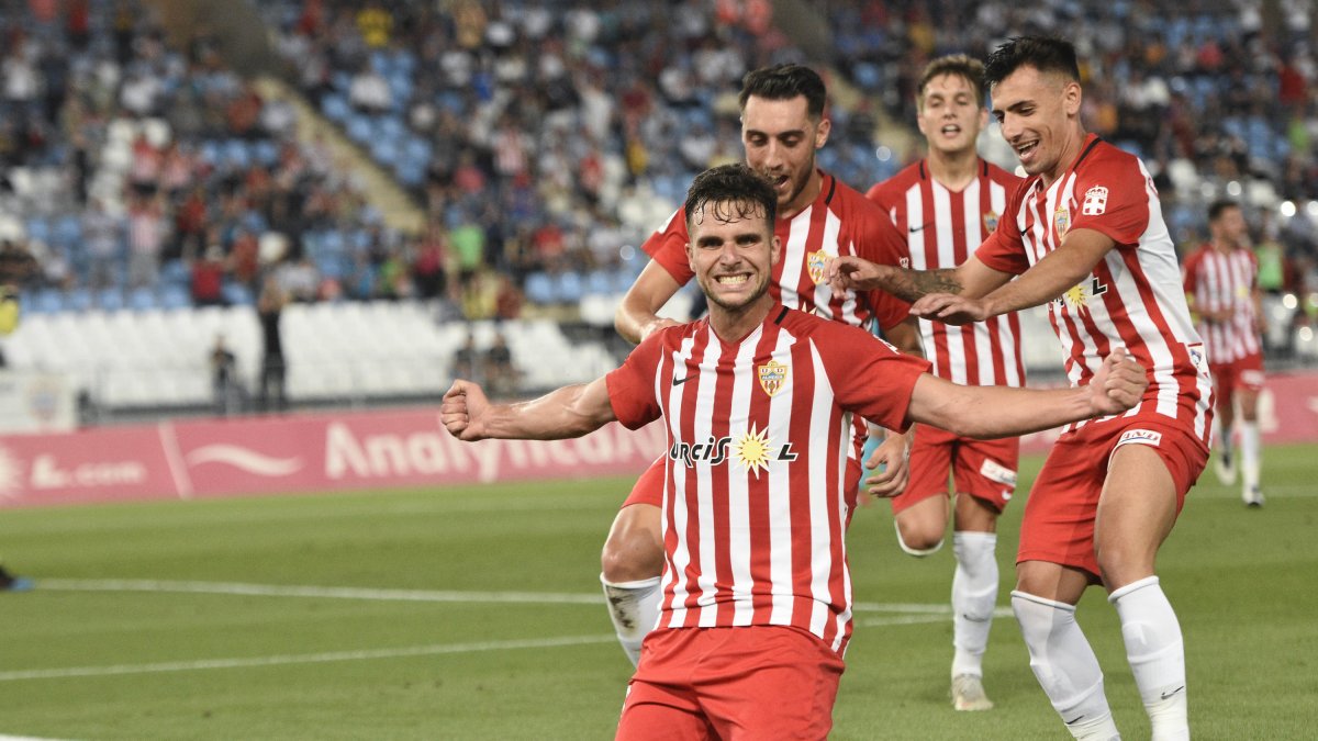 Álvaro Giménez celebrando su último gol con el Almería.