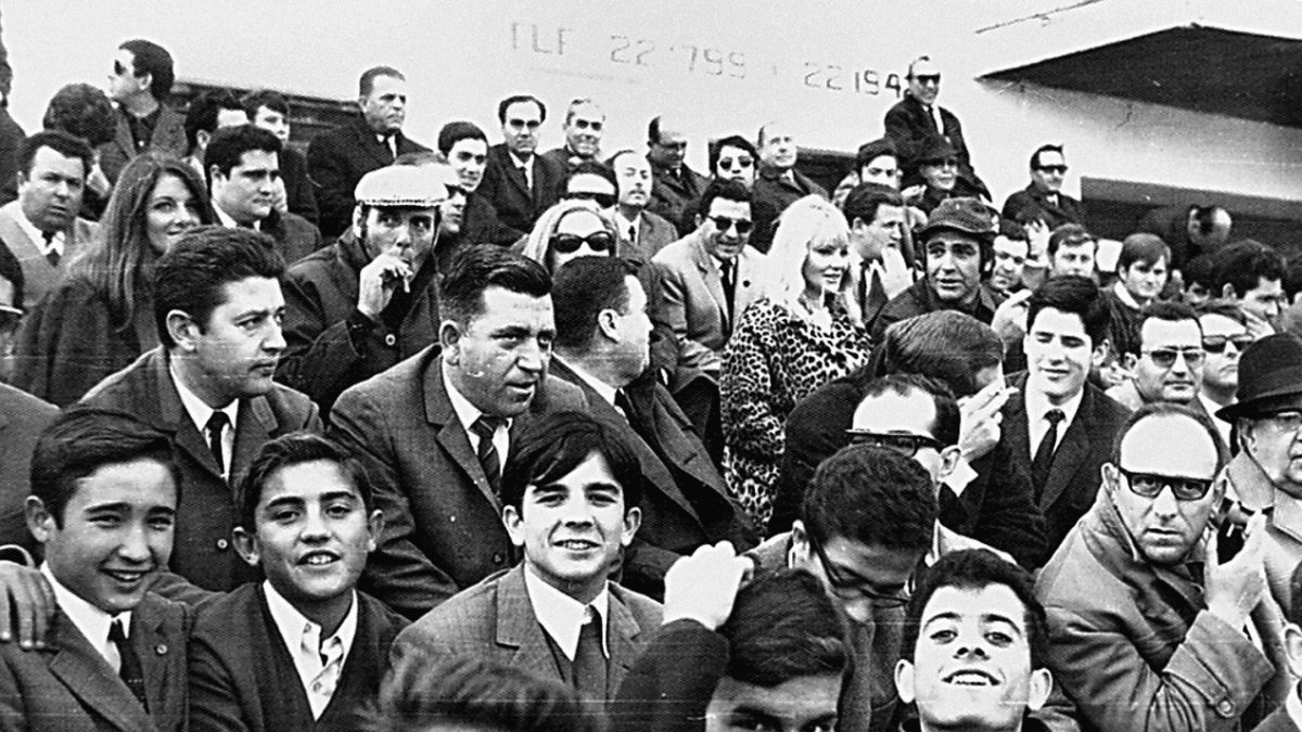 Al lado de una mujer rubia con abrigo de leopardo se puede ver al actor Sean Connery con un gorro oscuro. Enero de 1968.