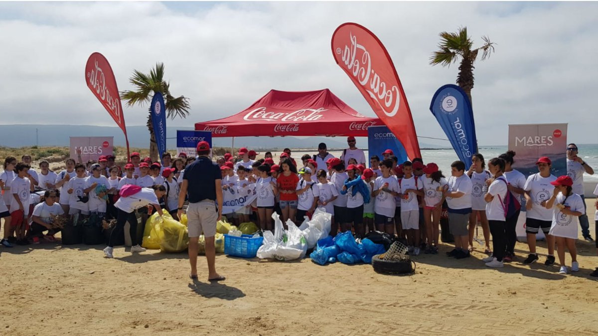 Participantes en la recogida de residuos en la playa de Punta Entinas.