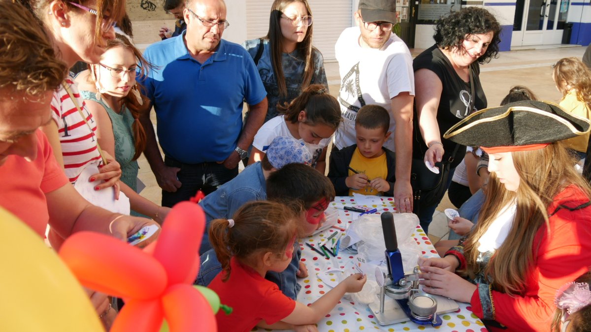 Los más pequeños aprenden a hacer sus propias chapas en uno de los talleres.