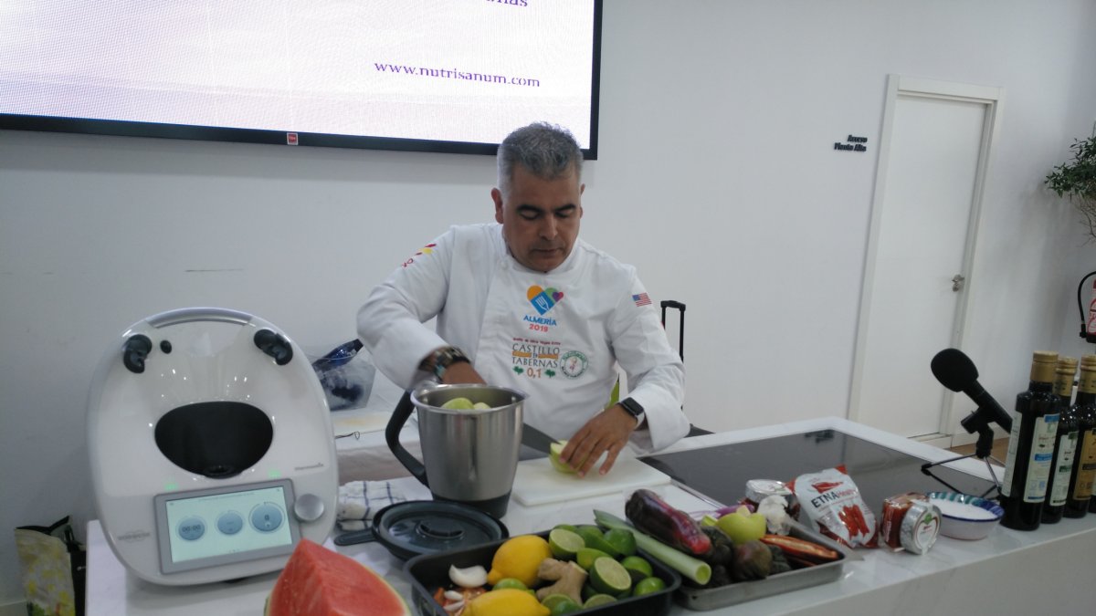 El chef realizó dos platos típicos de la gastronomía almeriense y americana.