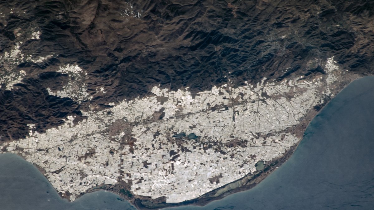 Los invernaderos de Almería vistos desde el espacio en 2004 en una fotografía del archivo de la NASA.