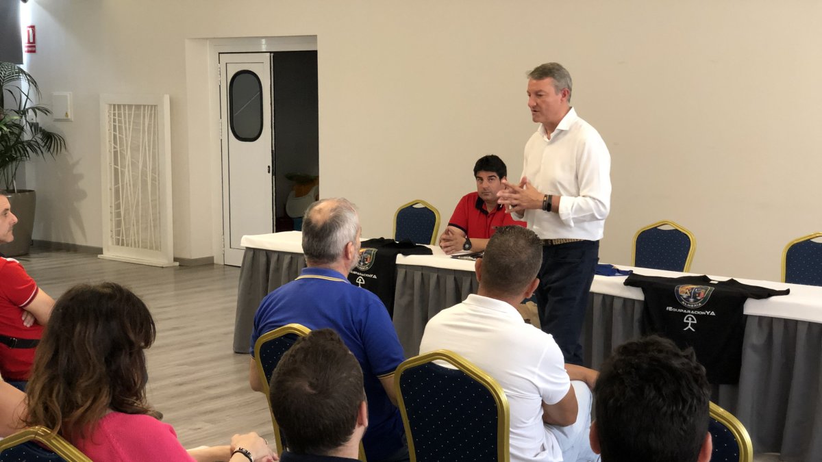 José María García expone el programa en un hotel de Almería