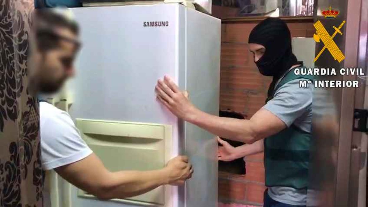 Actuación de la Guardia Civil en la tienda de Roquetas.