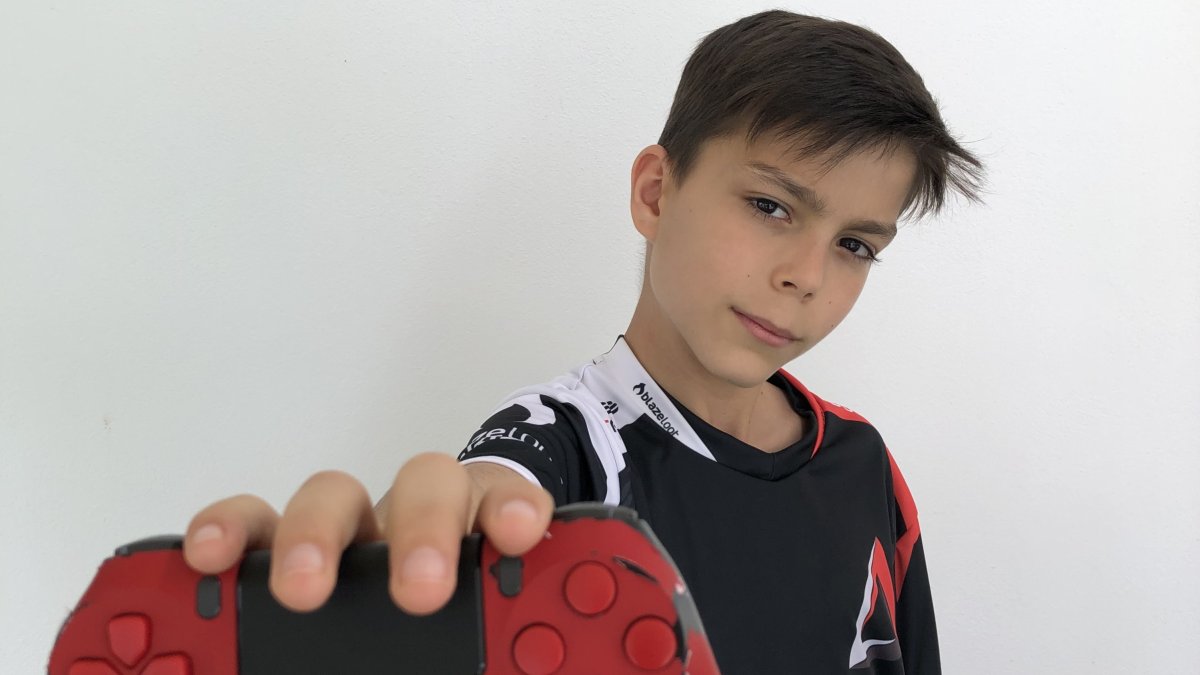 Enrique Ramos con su mando y su uniforme de Horizon EC.