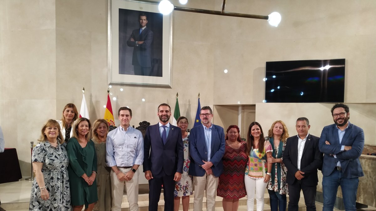 Concejales que abandonan el Ayuntamiento junto al alcalde