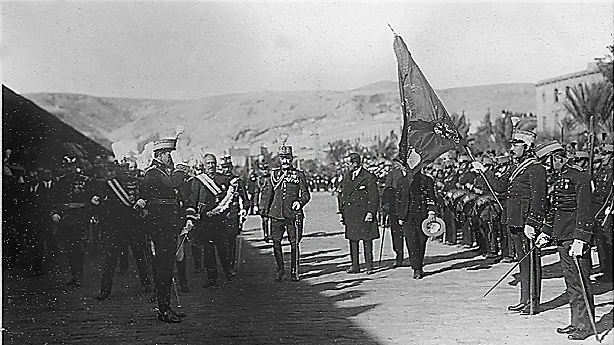 El rey Alfonso XIII saludando a la bandera en el andén de Costa, el 25 de abril de 1904.