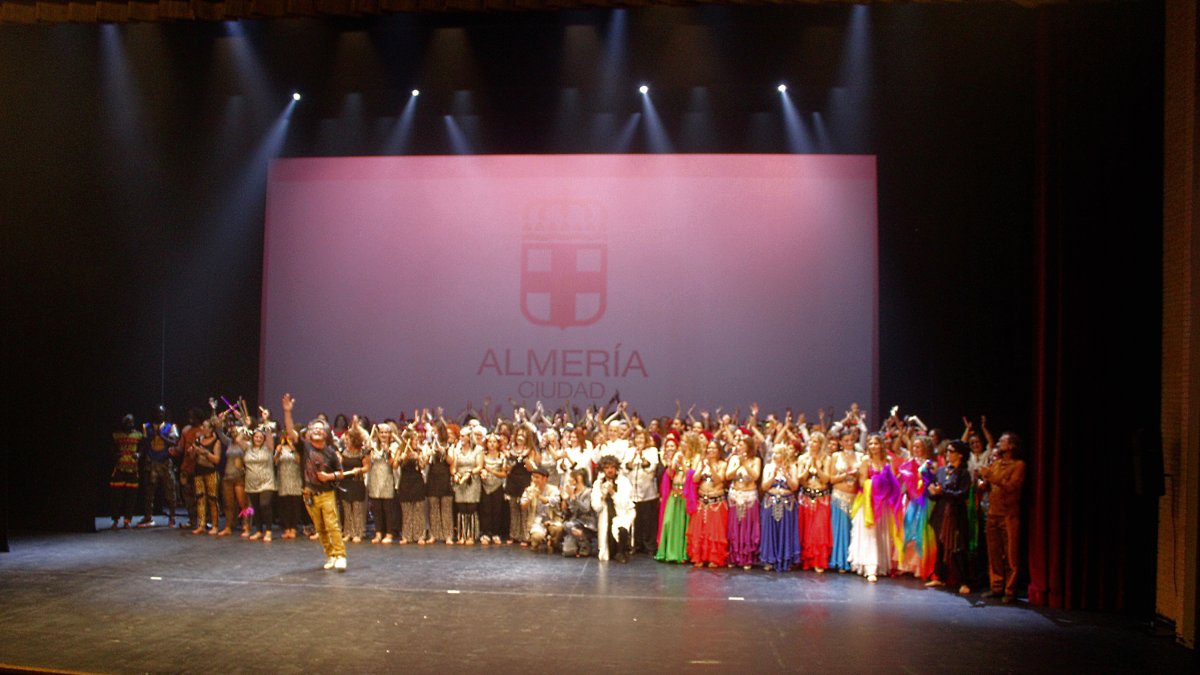 Participantes en la gala de clausura de los Centros de la Mujer con Paco Cañizares.