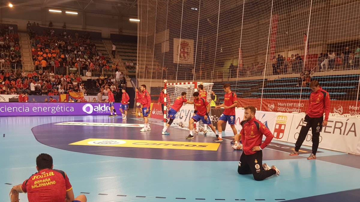 Los Hispanos calienta en el Palacio.