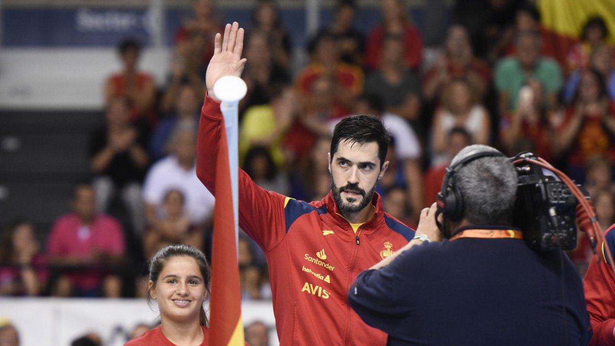 El capitán de España saludando a la afición.