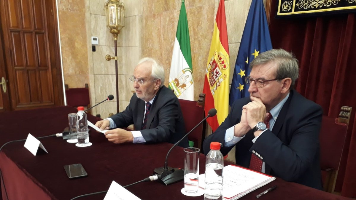 Manuel de la Fuente y Fernando Martínez, en la Subdelegación del Gobierno.