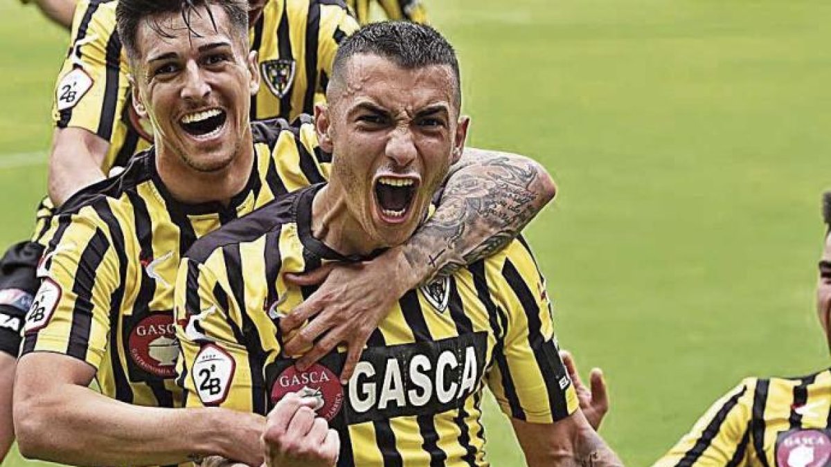 Antonio Sánchez celebrando un gol con el Barakaldo.