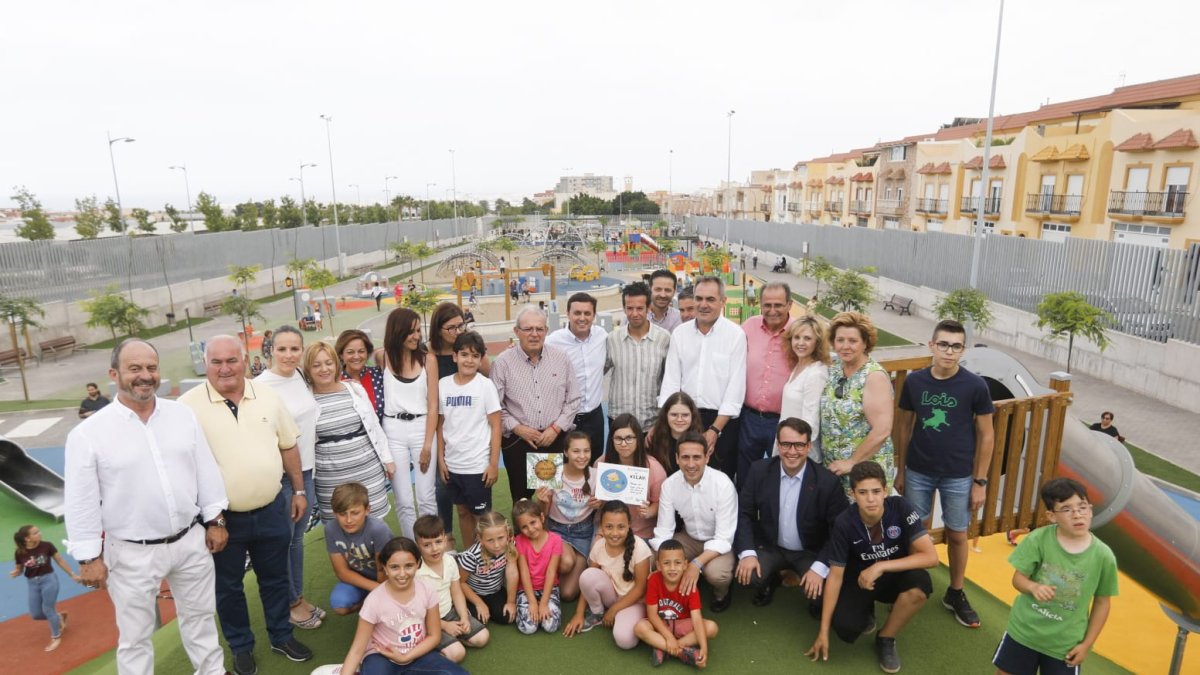 Foto de familia de la inauguración del Parque de la Infancia de Vícar.