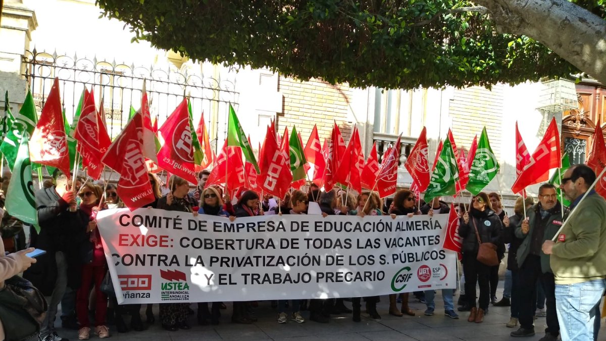 Una de las concentraciones de protesta en Almería por las condiciones de los monitores