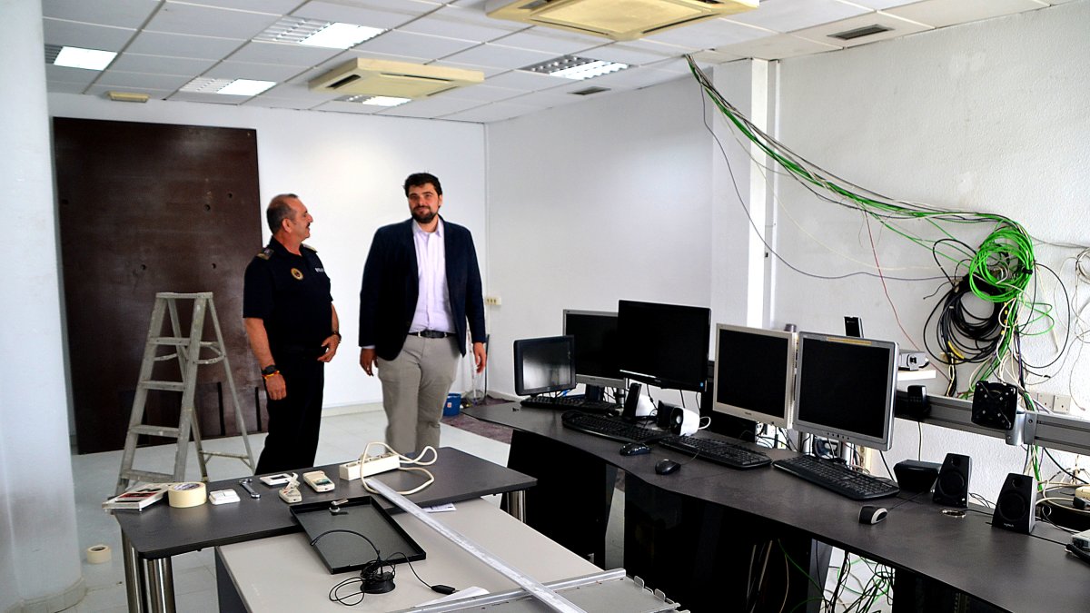 El concejal de Movilidad y el intendente jefe de la Policía Local en la sala del 092.