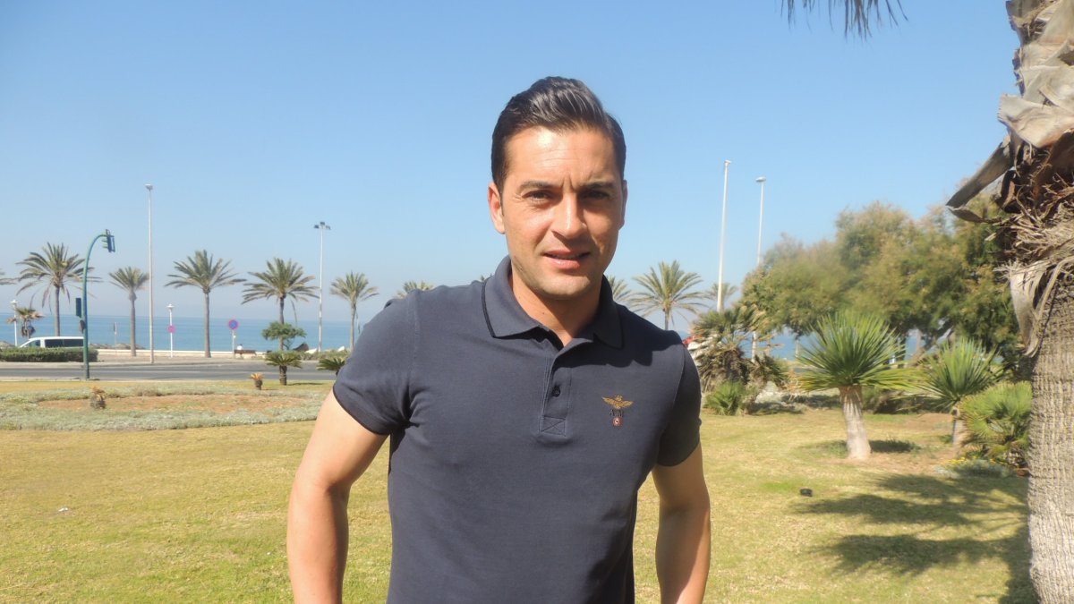 Francisco posa para LA VOZ en el parque que hay junto al Maestro Padilla.