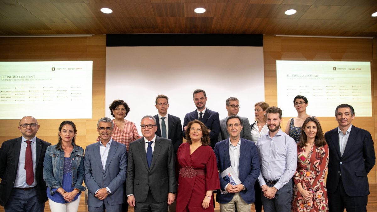Participantes  ayer en la Jornada sobre Economía Circular celebrada en la Casa de las Mariposas de Cajamar.