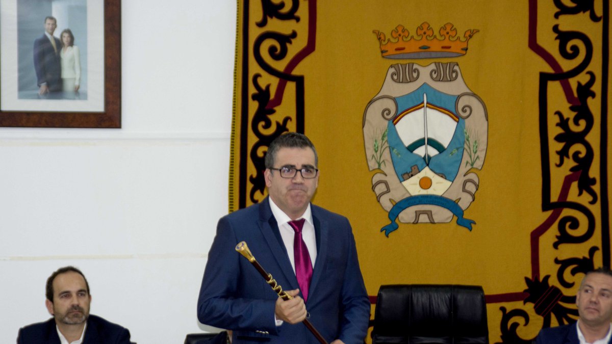 Toma de posesión de Felipe Cayuela, como alcalde de Carboneras, en sustitución de Salvador Hernández, en mayo de 2018.