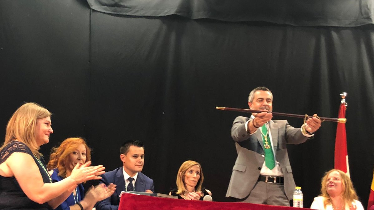 Toma de posesión de Juan Antonio Lorenzo como alcalde de Serón.
