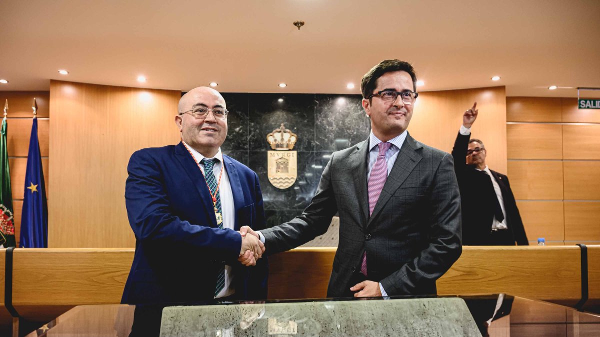 Apretón de manos escenificando el acuerdo entre Paco Gongora (PP) y Juan José Bonilla (Vox).