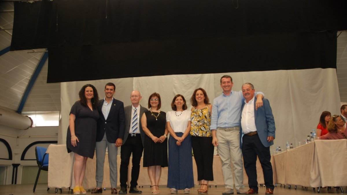La alcaldesa con los concejales del PP que lograron la mayoría absoluta.