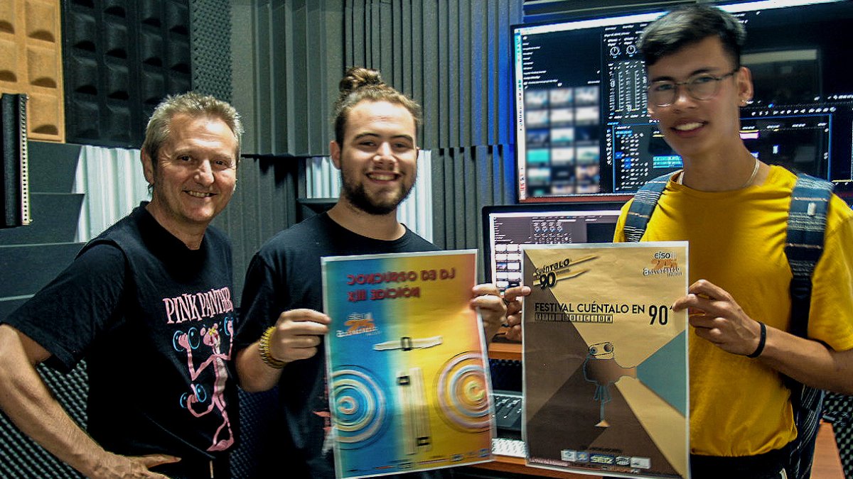 El director de EISO, Luis Serrano, con los ganadores de los concursos de carteles: Diego García y Anthony Villanueva.