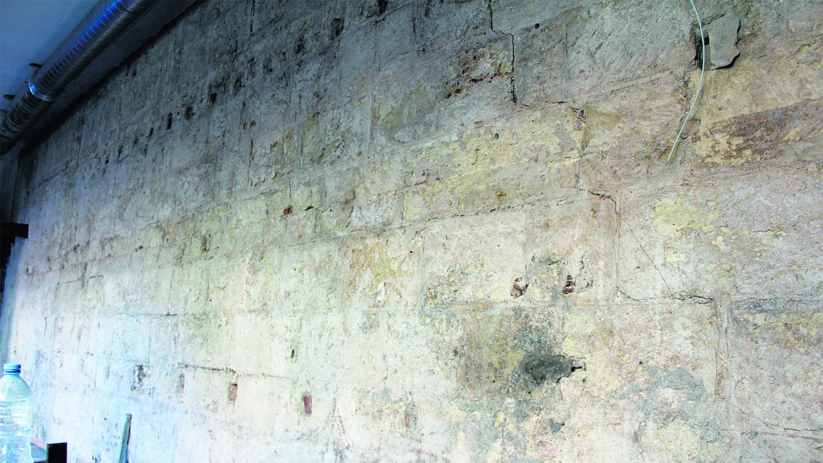 El trozo de muralla aparecido bajo el yeso de una pared.