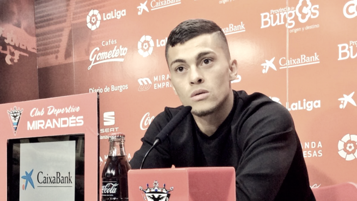 El extremo del Mirandés en rueda de prensa.