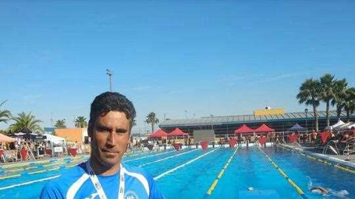 El campeón posa con su medalla.