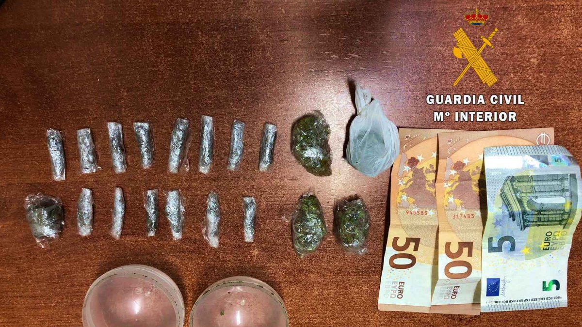 Imagen del dinero y las drogas incautadas por la Guardia Civil.